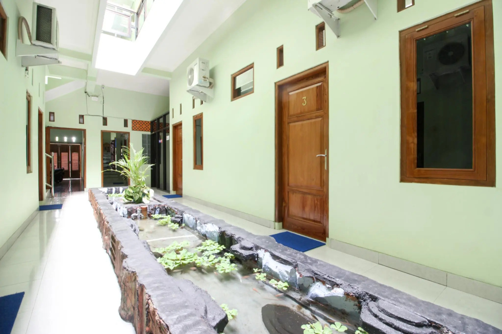 RedDoorz Plus near Taman Sari