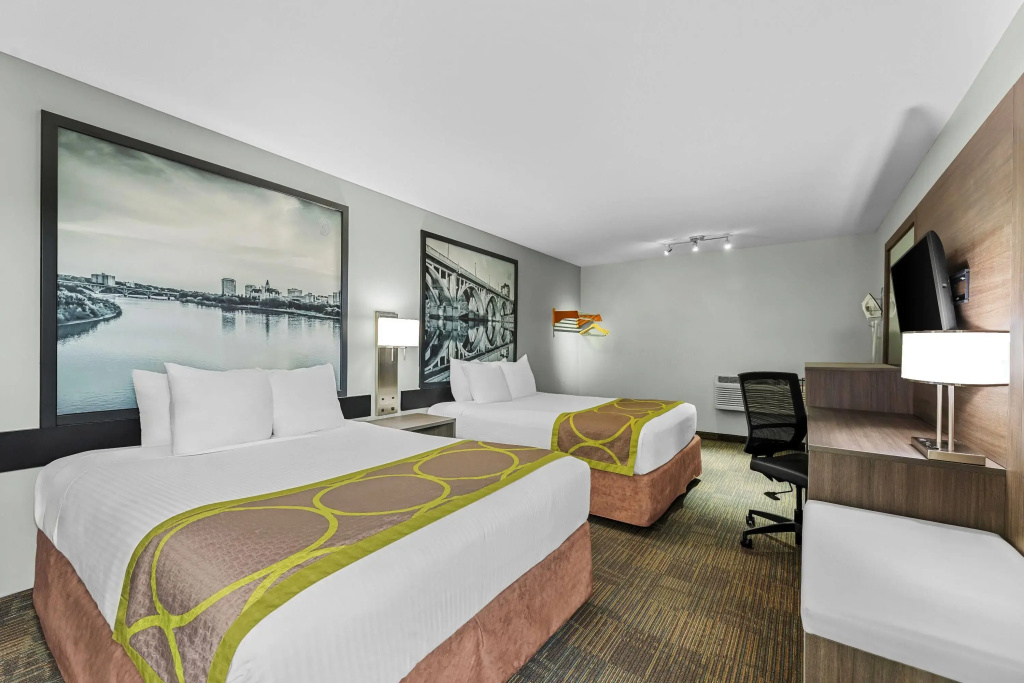 Super 8 by Wyndham Saskatoon Near Saskatoon Airport