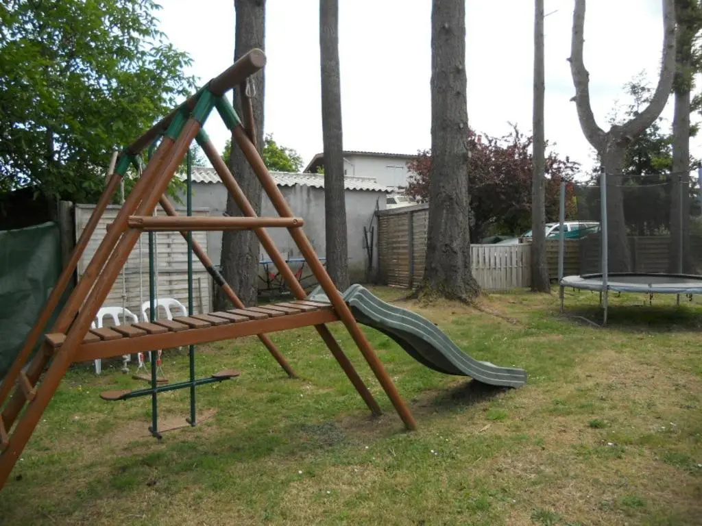 Gîte familial à Saint-Haon-le-Châtel avec piscine et animaux admis - FR-1-496-21
