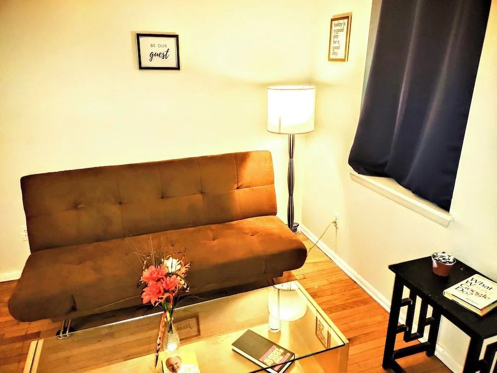 Room in Guest Room - Cozy Bedroom Close to Downtown