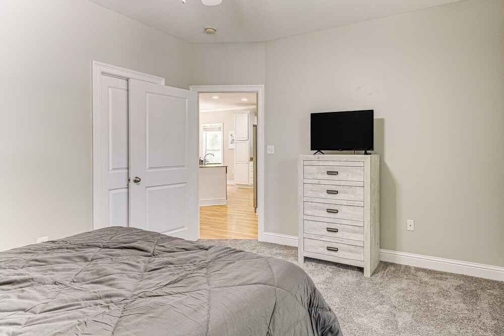 Bright Biloxi Condo: Walk to the Beach!
