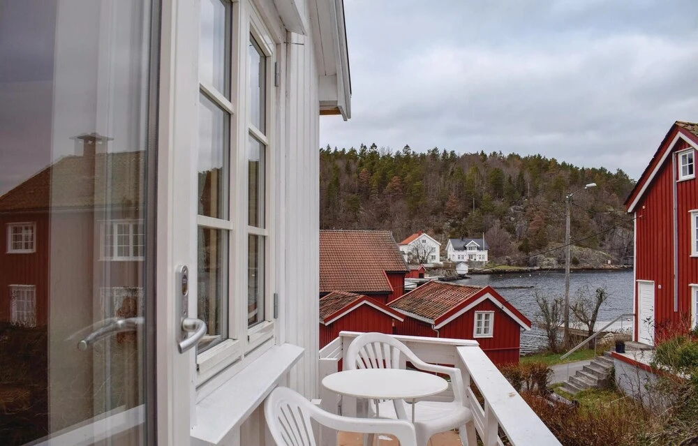 Nice Home In Staubø With House Sea View