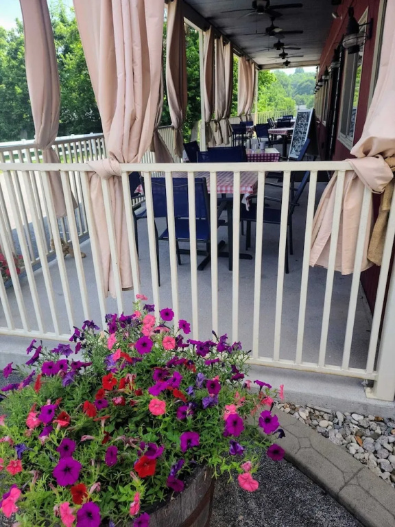 Golden Manor Inn & Suites