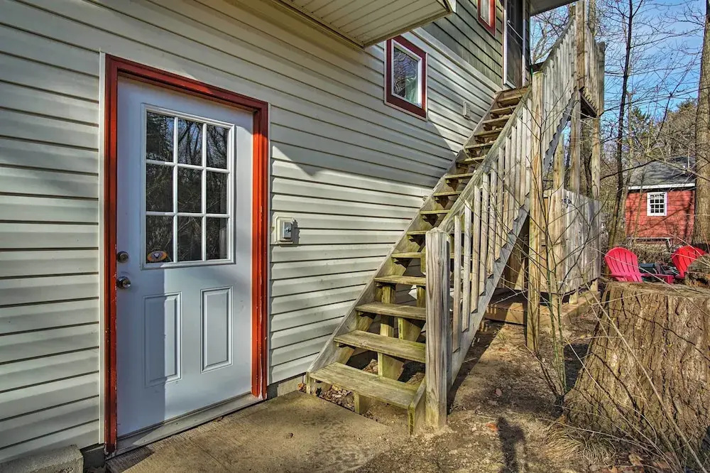 Harbert Cottage w/ Fire Pit: Half Mile to Beach!