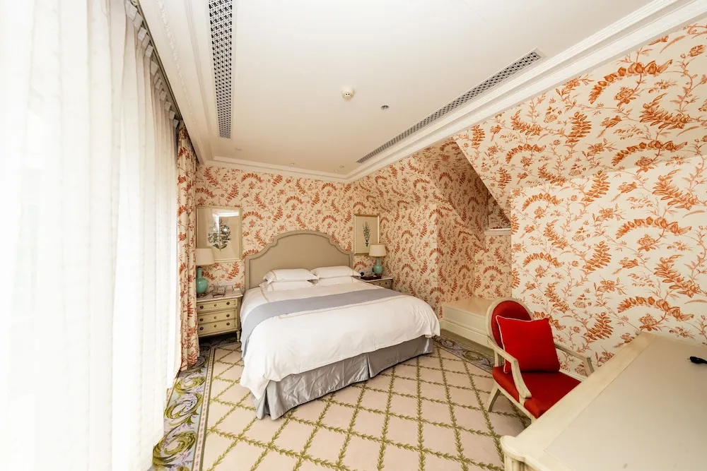 Lvcheng Taohuayuan Huanglong Hotel