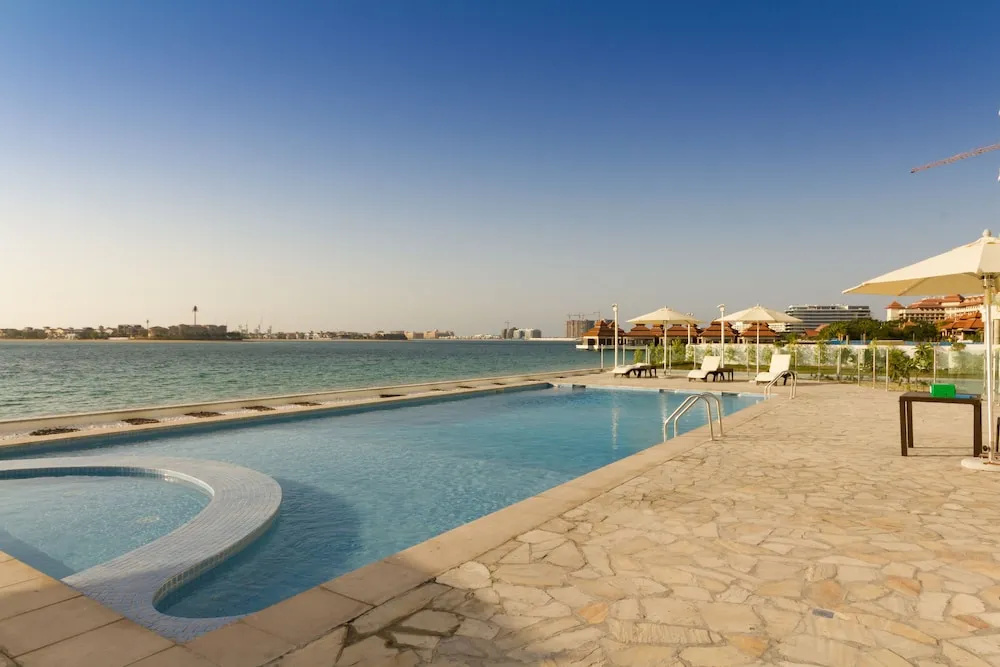 Luton Vacation Homes Royal Bay by Azizi