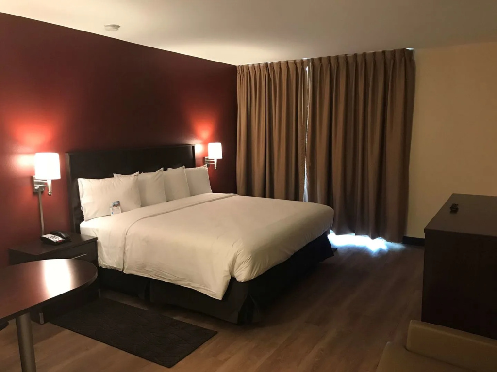 Red Roof Inn PLUS & Suites Houston - IAH Airport SW