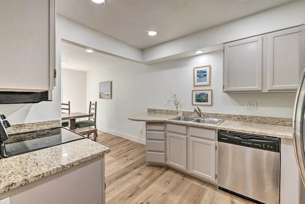 Cottonwood Heights Escape: Near Hiking & Skiing