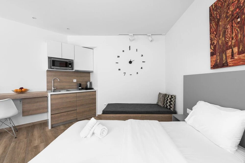Avenue, Nilie Hospitality MGMT
