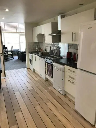 007 House Boat