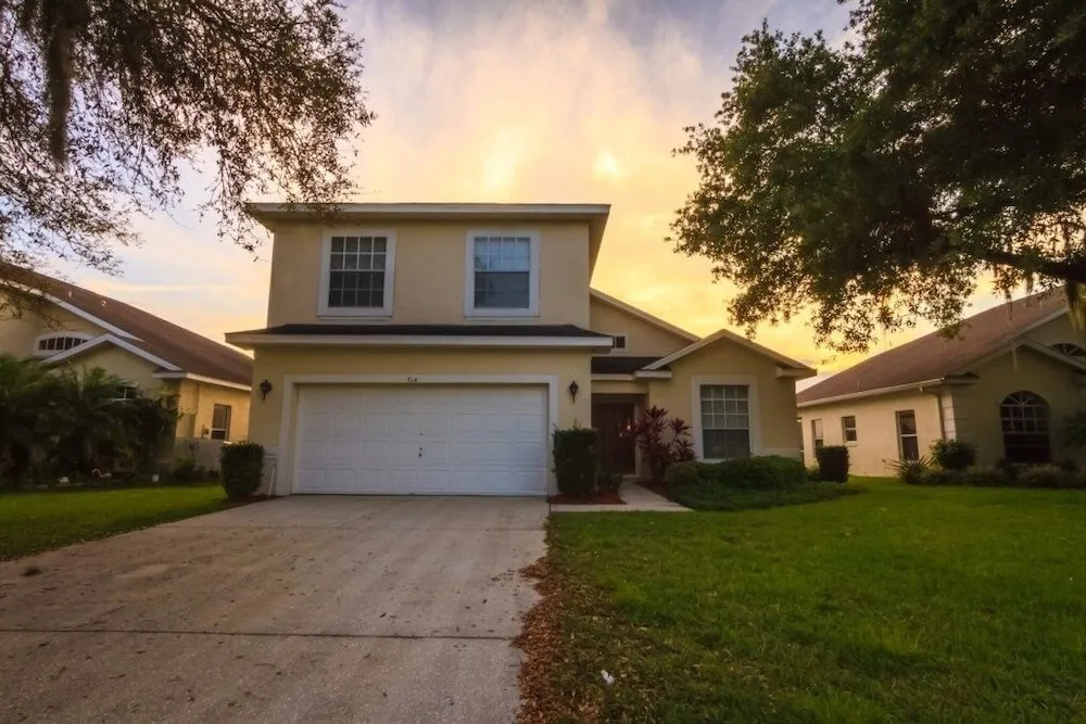 Linda's Pinewood Villa 4 Bedroom Home
