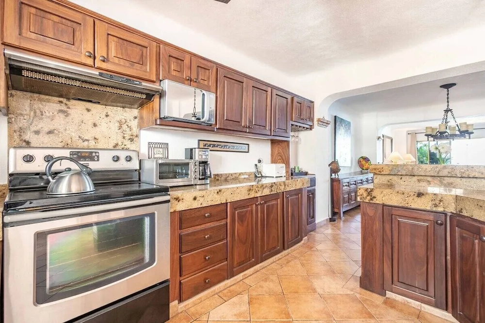 Ocean View 2Br Condo-balcony-beach-pool - 610