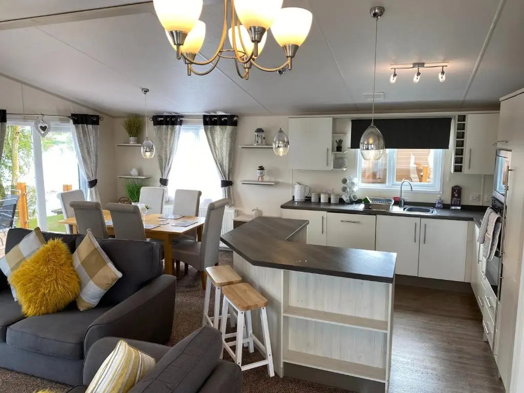 Indulgence Lakeside Lodge i2 with hot tub, private fishing peg situated at Tattershall Lakes Country Park