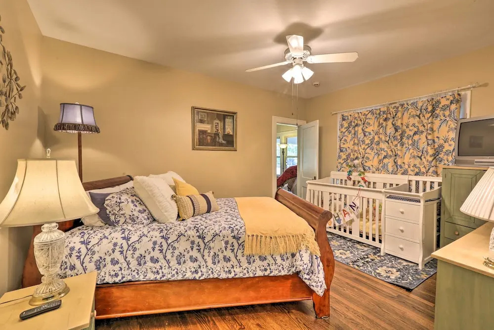 Walk to Midwestern State: Wichita Falls Cottage!