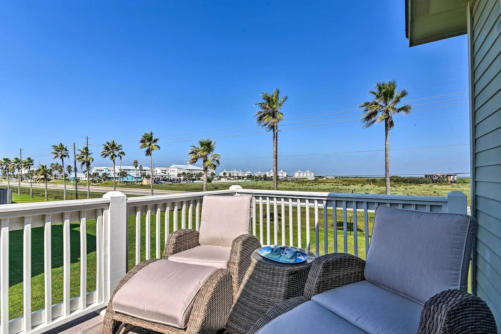 Ocean-View Kahala Beach Bliss Home in Galveston