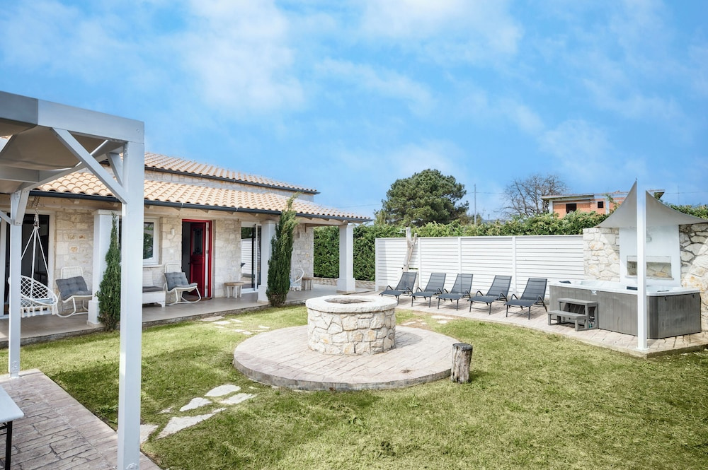 Villa Estia with Outdoor Hot Tub by Konnect - Next to the Beach