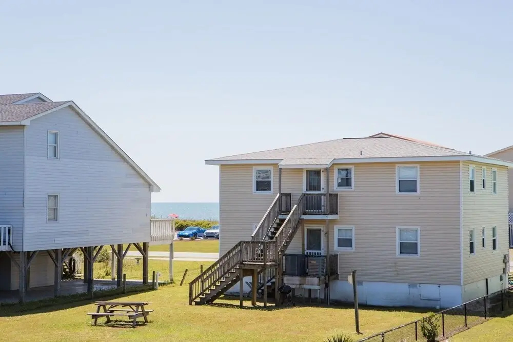 Holden Pattern 4 Bedroom Home by RedAwning