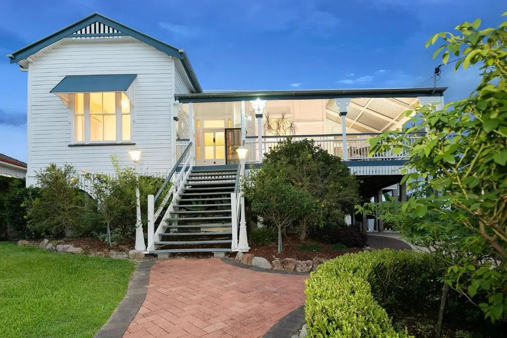 The Indooroopilly Queenslander - 4 Bedroom Family Home - Private Pool - Wifi - Netflix
