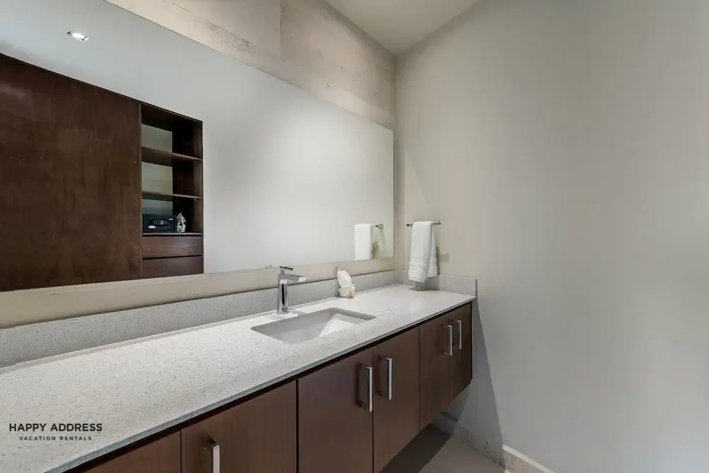 Relaxing 2BR in downtown new building by Happy Address