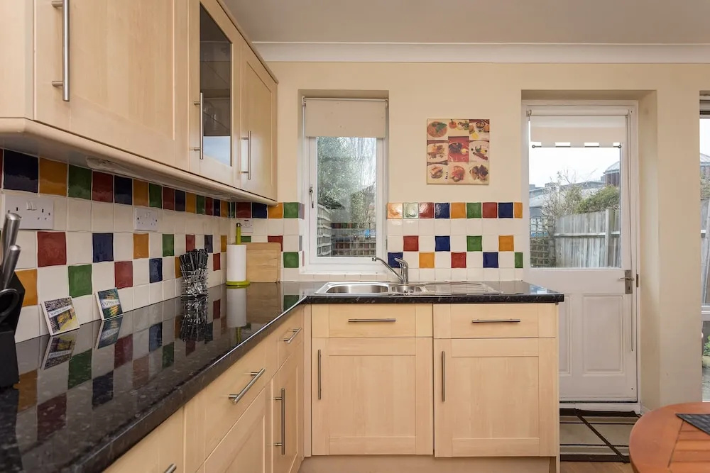 2 Bedroom House Near Wapping Station