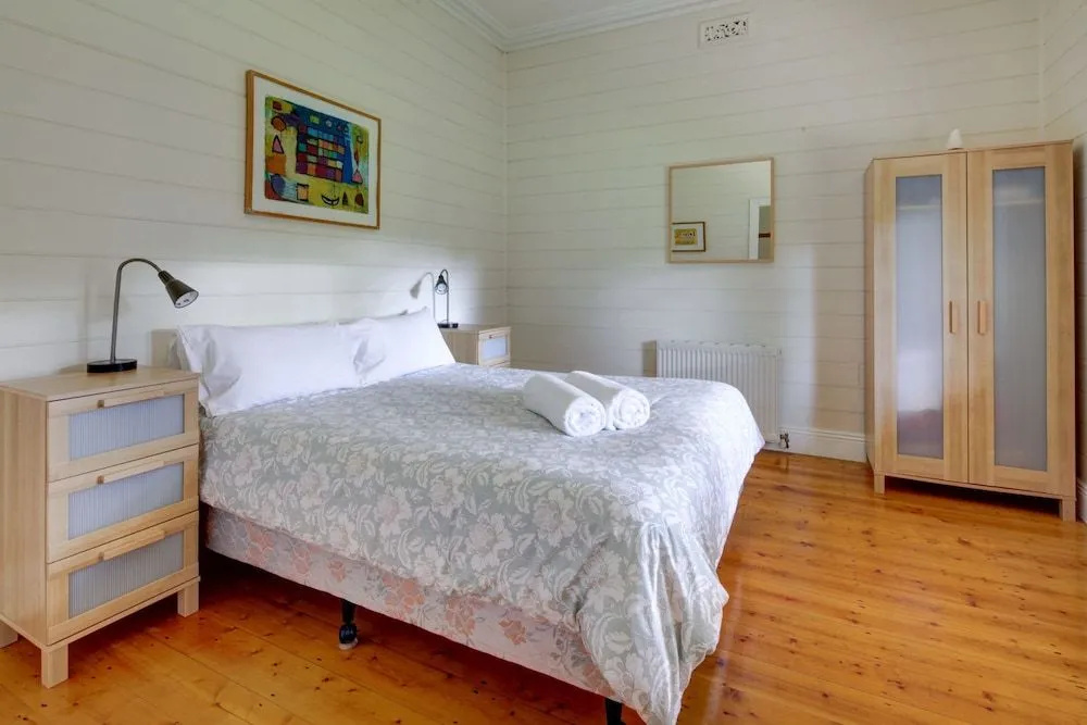 Palm Cottage - Pet Friendly Victorian Cottage