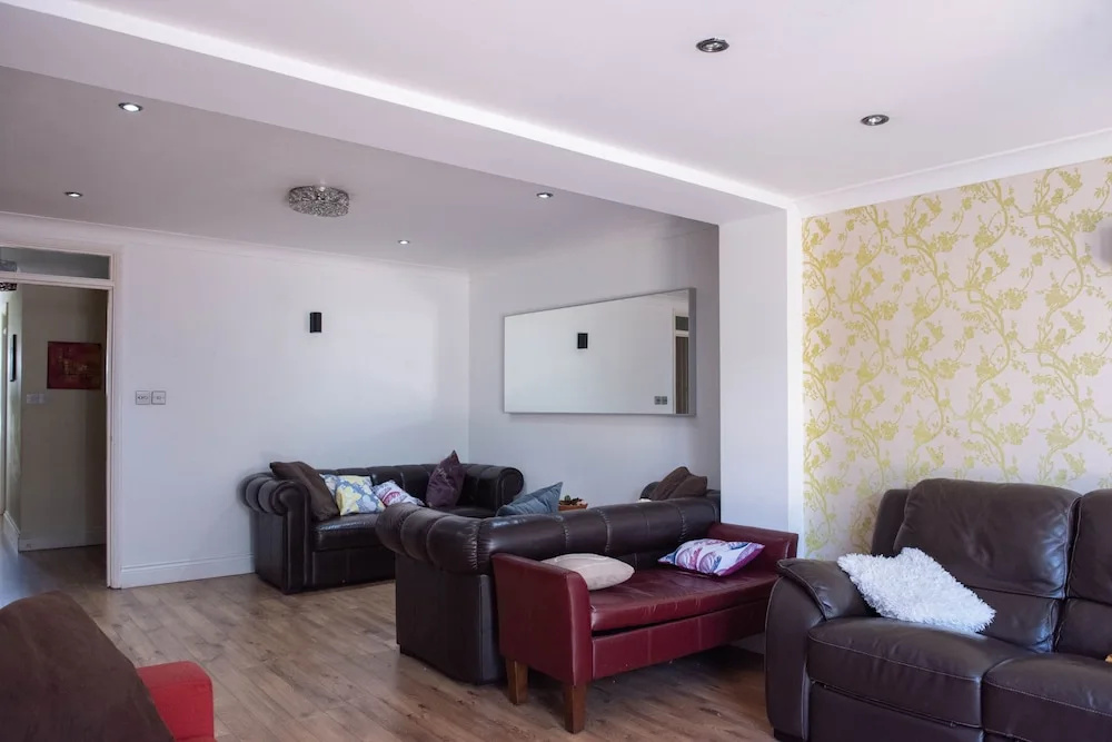 Lovely 4 Bedroom, 3 Storey East London House With Garden