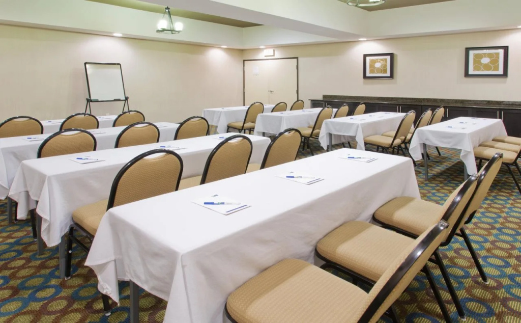 Holiday Inn Express Hotel & Suites Alvarado by IHG
