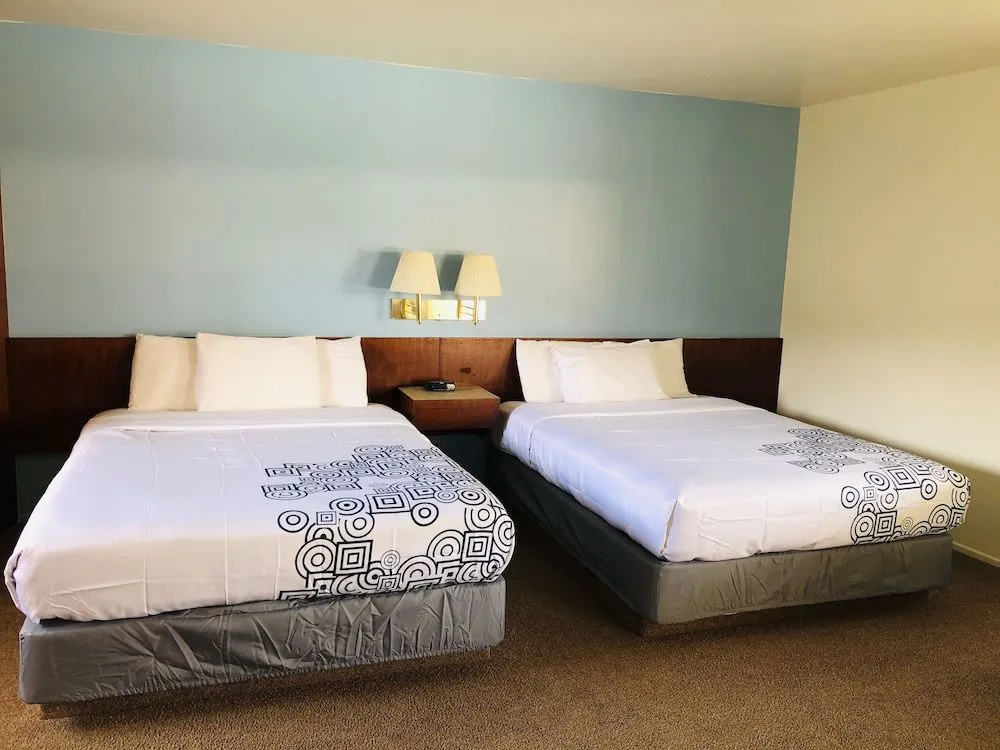 Curly Redwood Lodge