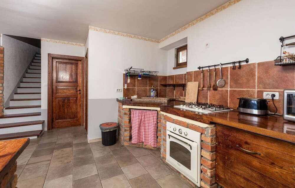 Beautiful Home in Icici With Wifi, 5 Bedrooms and Outdoor Swimming Pool