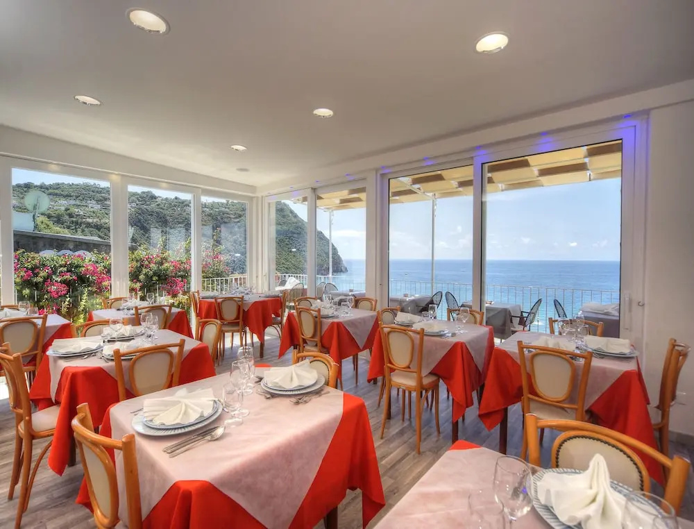 Ischia, Accommodation Close to the Poseidon Thermal Park for 16