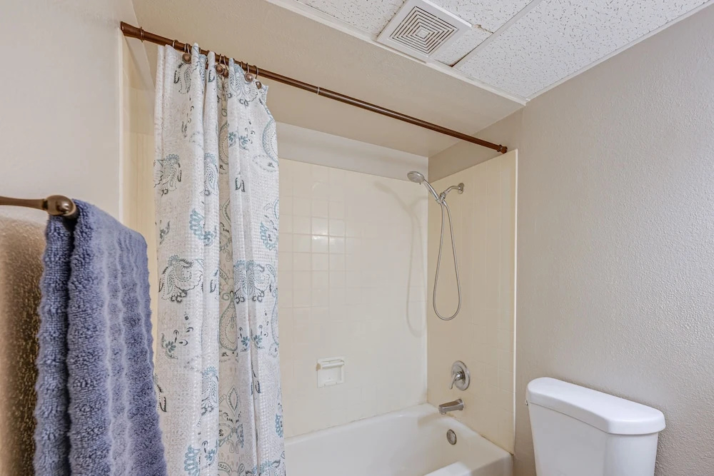 Cozy Fresno Condo w/ Balcony & Pool Access