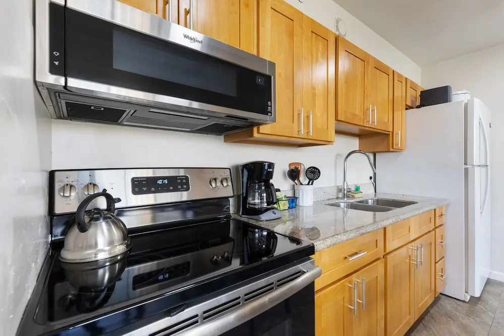 Light & Airy 8th Floor Ocean View Condo with Lanai and FREE Parking!
