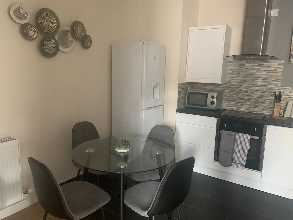 Absolute Stay in Sherwood-free Parking-east Midlands Airport-contractors-family