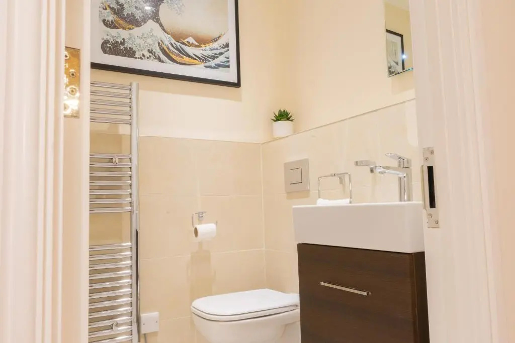 Executive City Centre Apartment with Gated Parking and Stylish Rooms includes Privacy and Space with Luxury Feel plus Courtyard Garden in Amazing Location and Very Highly Rated