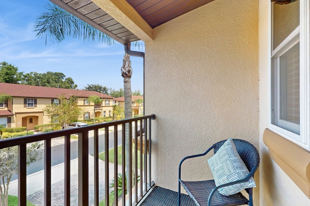 Spacious Dog-friendly 3bed/3 Bath Townhome With Screened in Lanai Near Disney