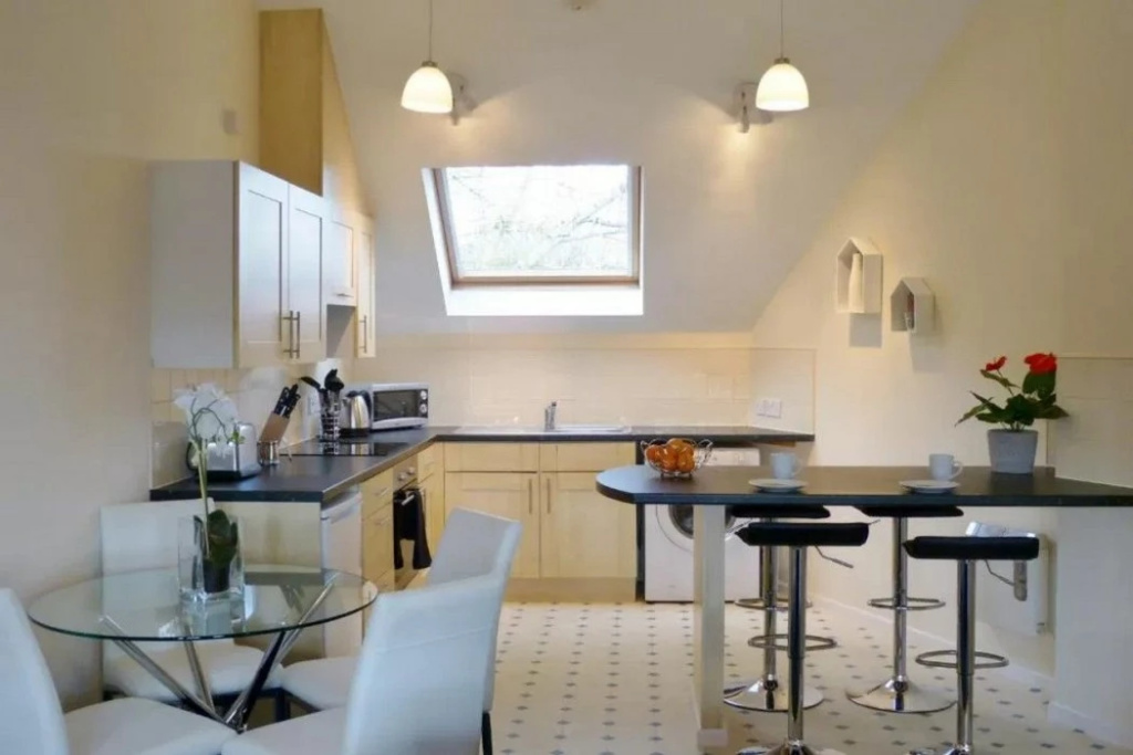 The Sawmills, Carlisle - Spacious 4 Bedroom Family House - Free WiFi - & Parking - Walk to Carlisle Castle