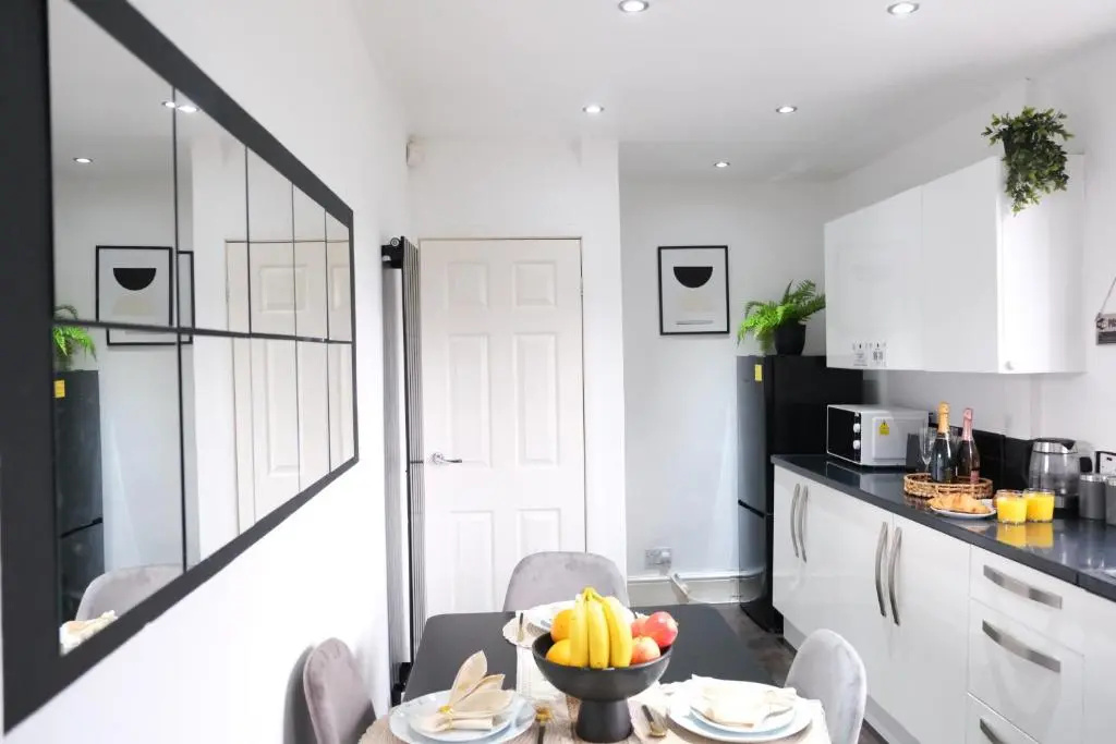 Northway House - Close to M62 and M6