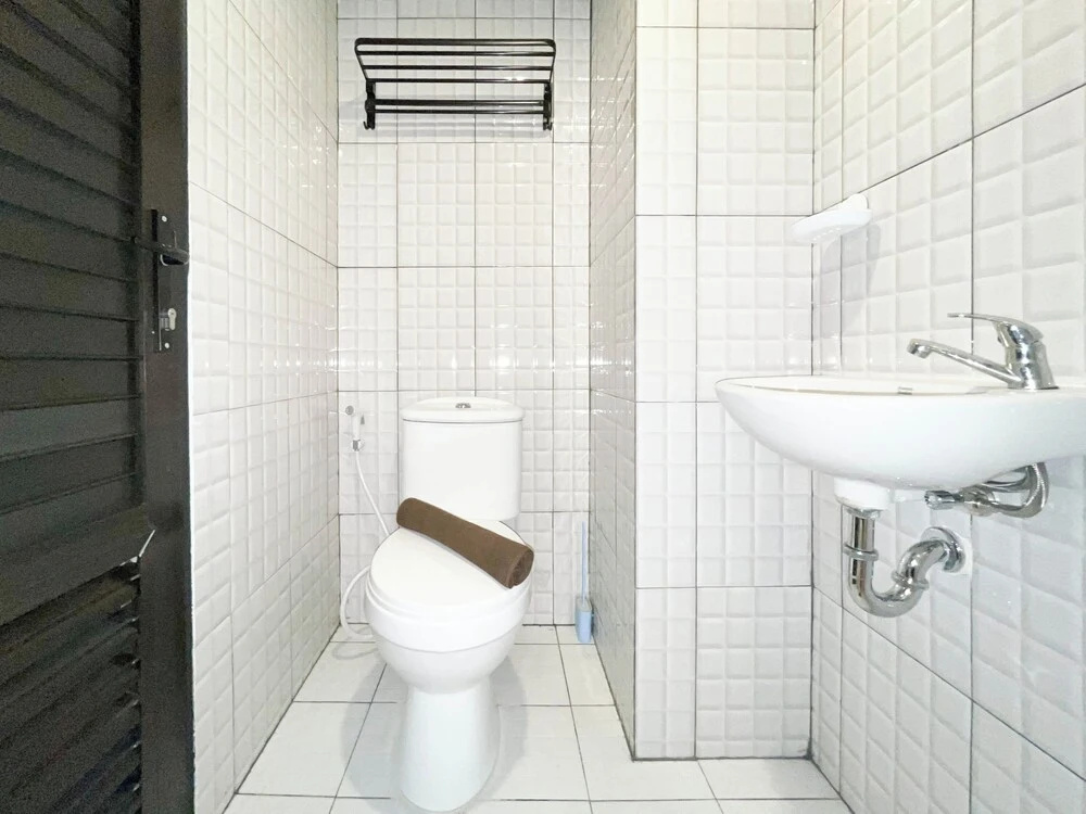 Modern Look Studio At De Prima Apartment