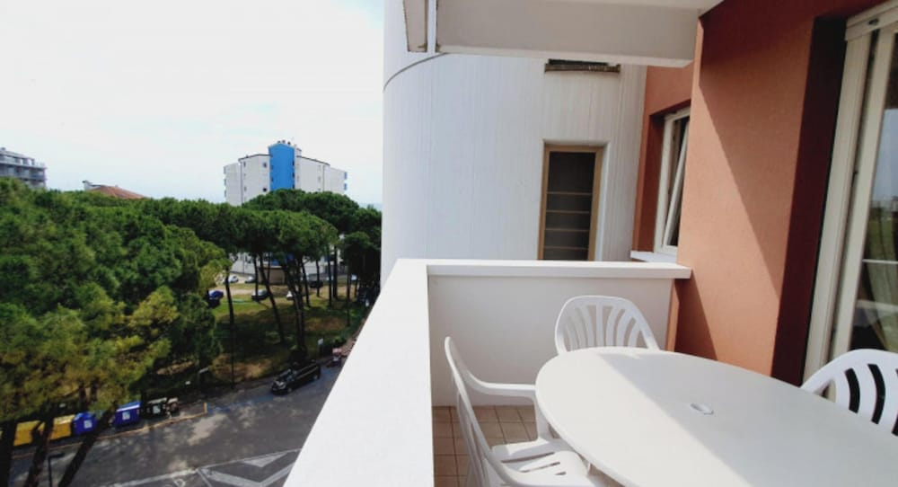 Ideal Getaway Apartment With Terrace