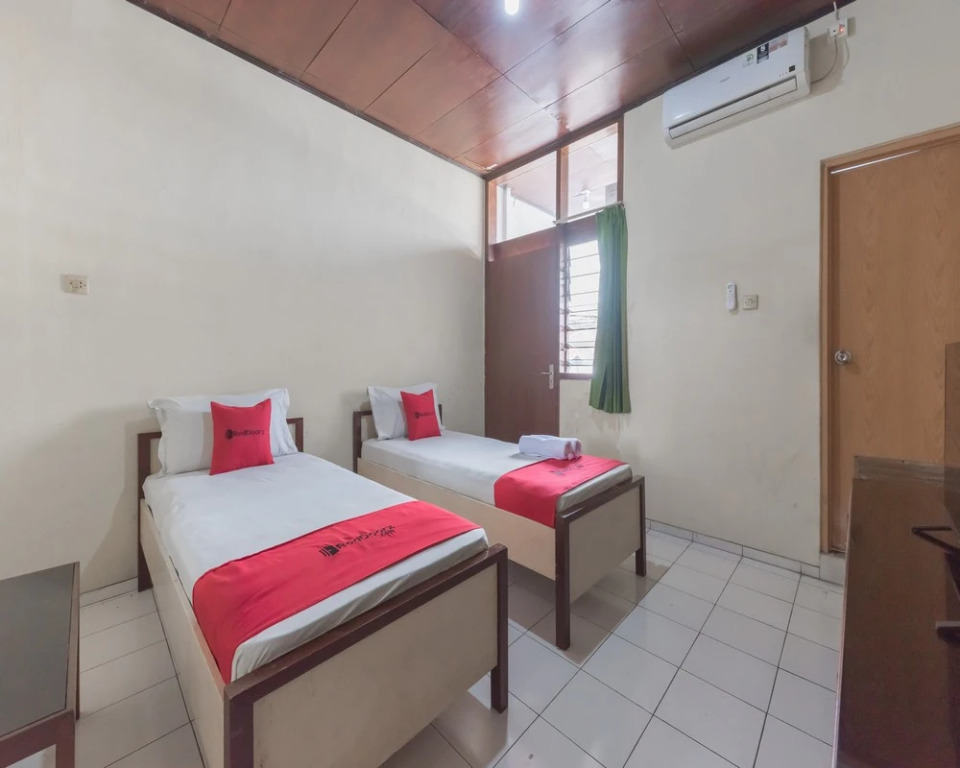 RedDoorz Syariah near Taman Kota Kuningan