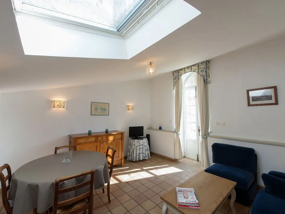 Lavish Apartment in Saint-clair With Balcony