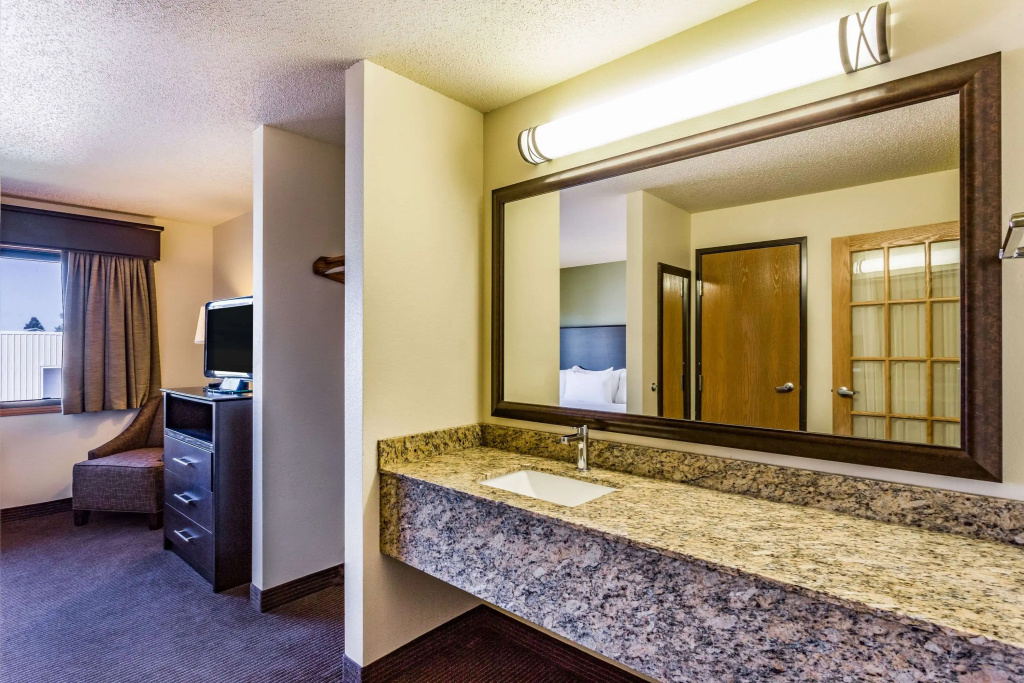 AmericInn by Wyndham Hampton