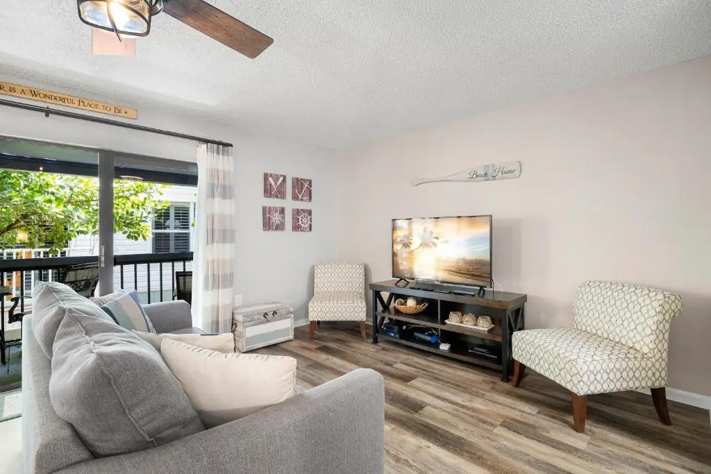 Seashell 19, 2 Bedrooms, Pool Access, WiFi, Sleeps 6, Walk to Beach