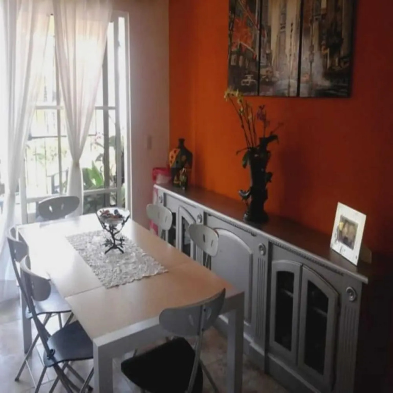 Nely y Pietro share apartment