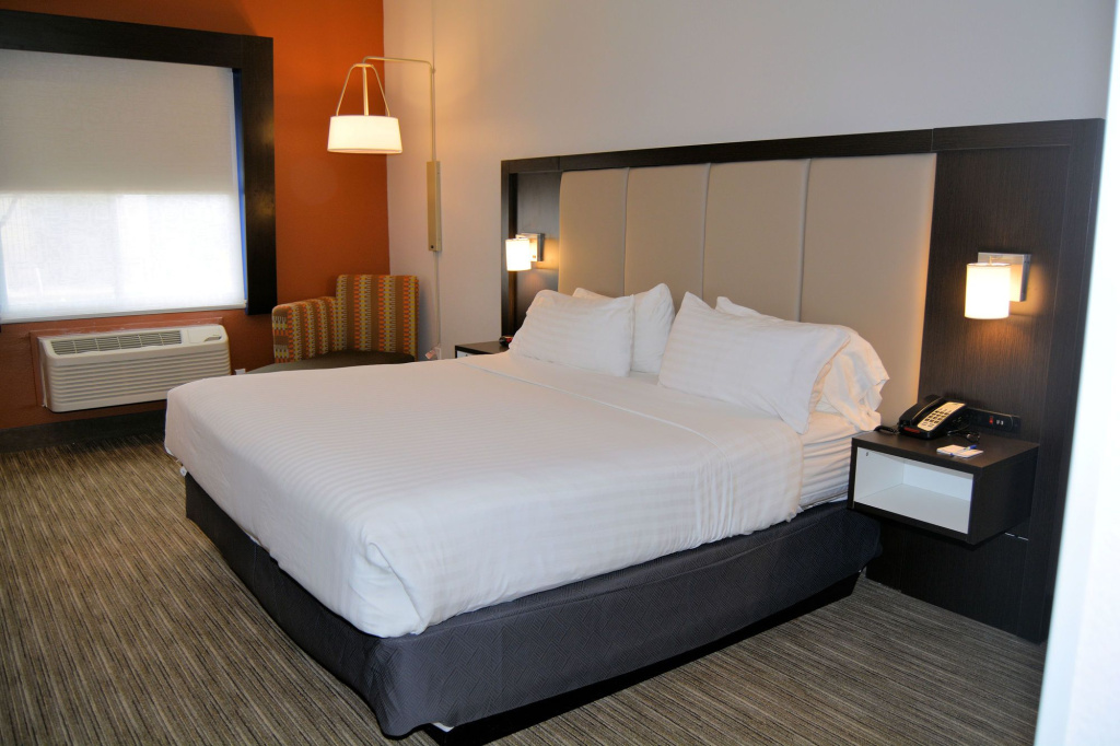 Holiday Inn Express & Suites by IHG