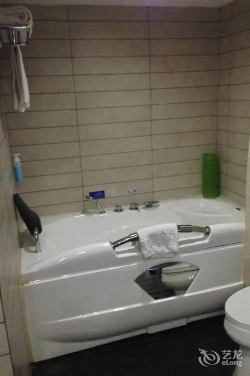 Red Crowned Crane Hotel