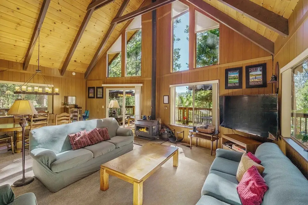 Walk to Fly-in Lake: Blue Lake Springs Cabin!