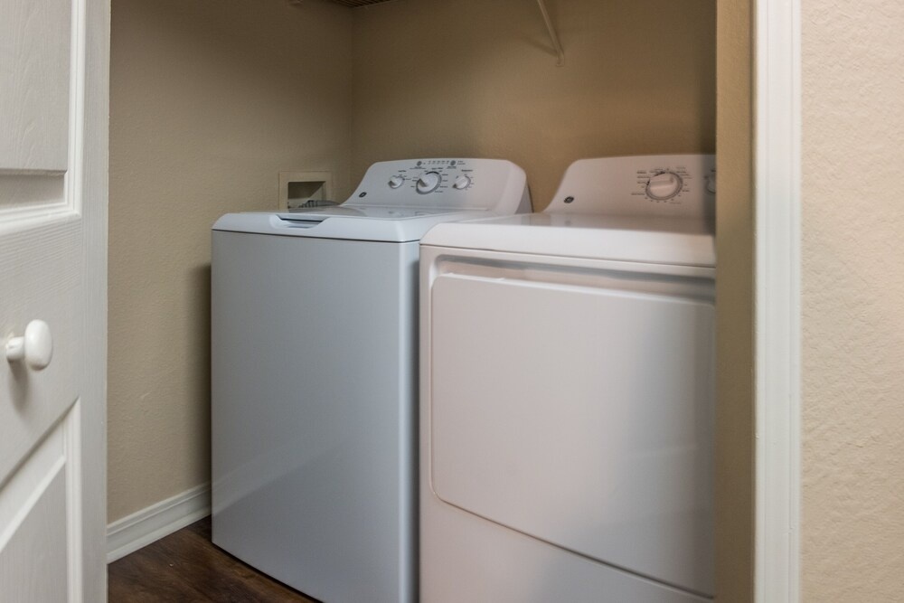1 BR and 2 BR Jacksonville Beach Apt with Parking by Frontdesk