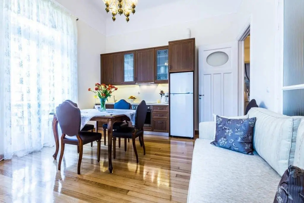 Neoclassical apartment with 3 bedrooms in Piraeus