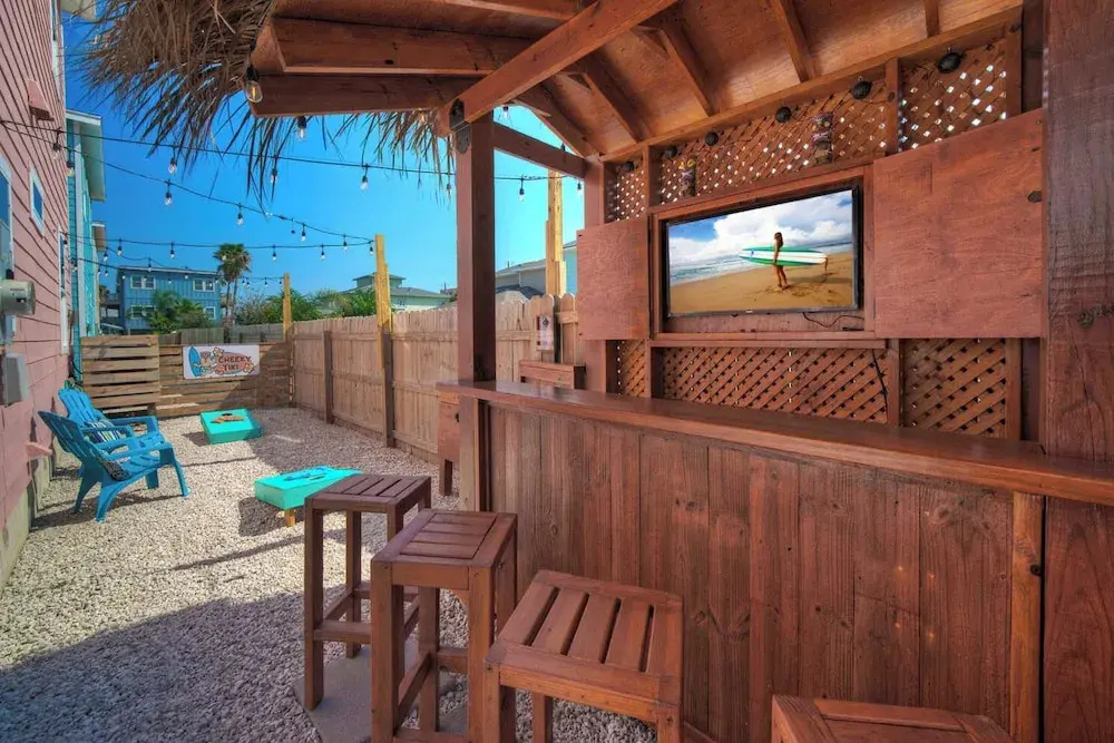 Sleeps 24, 2 Homes Pool, Backyard Tiki Bar, Fire Pit, Cornhole Walk to Beach